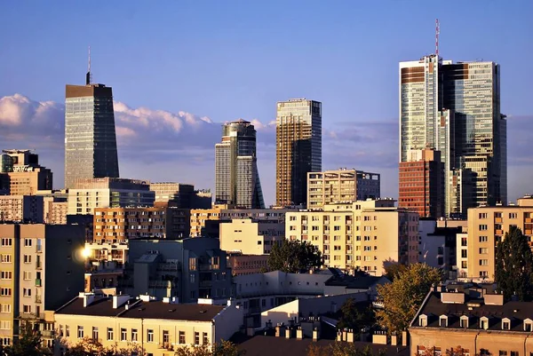 Şehir merkezinde modern gökdelenlerin görünümü.