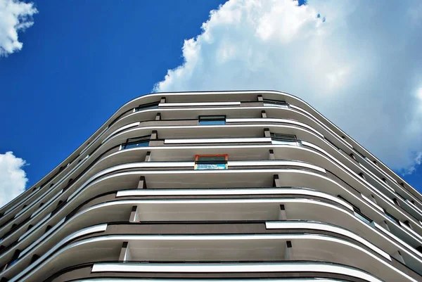 Edifício moderno de apartamentos de luxo . — Fotografia de Stock