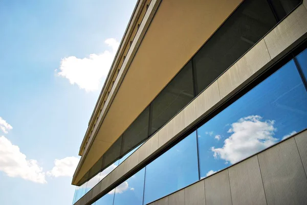 Modernes Gebäude. Modernes Bürogebäude mit Glasfassade — Stockfoto