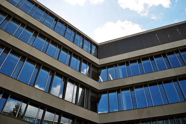 Modern bina. Camdan yapılmış modern ofis binası.