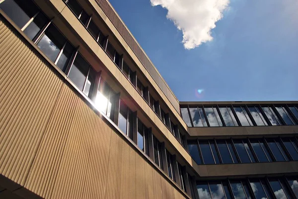 Moderno edificio de oficinas con fachada de vidrio — Foto de Stock