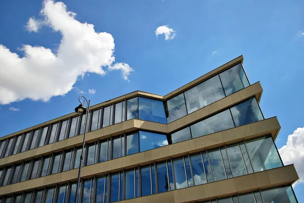 Modern bina. Camdan yapılmış modern ofis binası.