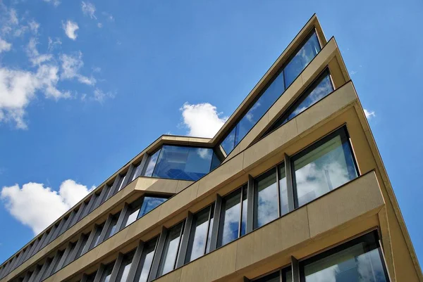 Modernes Gebäude. Modernes Bürogebäude mit Glasfassade — Stockfoto