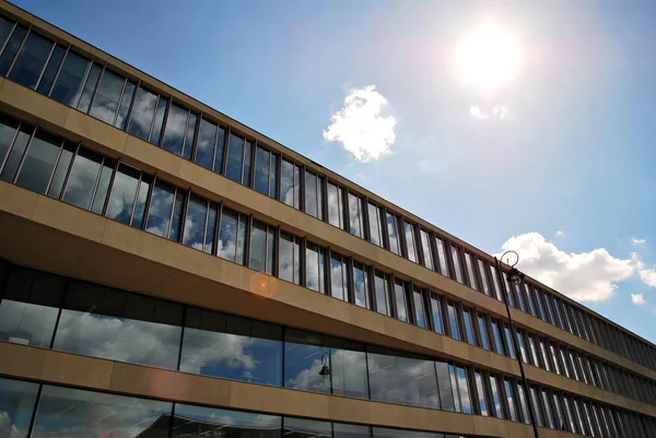 Modern bina. Camdan yapılmış modern ofis binası.