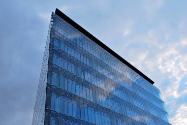 Modern bina. Camdan yapılmış modern ofis binası.