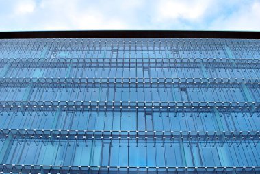 Modern bina. Camdan yapılmış modern ofis binası.