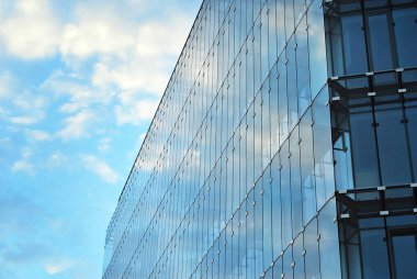 Modern bina. Camdan yapılmış modern ofis binası.