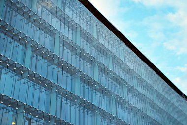 Modern bina. Camdan yapılmış modern ofis binası.