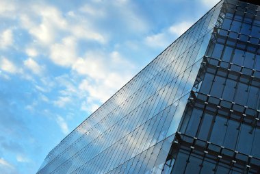 Modern bina. Camdan yapılmış modern ofis binası.