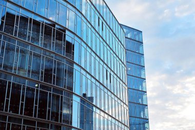 Modern bina. Camdan yapılmış modern ofis binası.