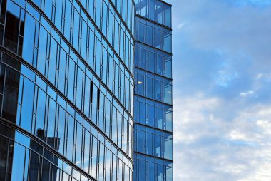 Modern bina. Camdan yapılmış modern ofis binası.