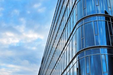 Modern bina. Camdan yapılmış modern ofis binası.