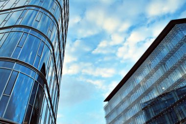 Modern bina. Camdan yapılmış modern ofis binası.