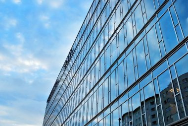 Modern bina. Camdan yapılmış modern ofis binası.