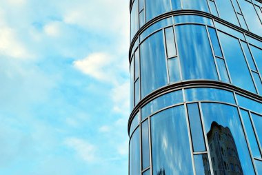 Modern bina. Camdan yapılmış modern ofis binası.