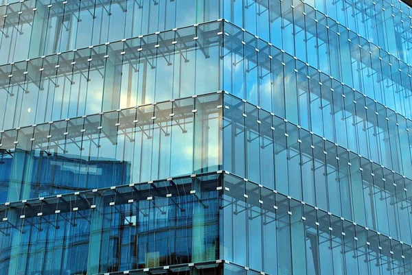 현대식 건물. 유리 표면으로 현대 사무실 건물 — 스톡 사진