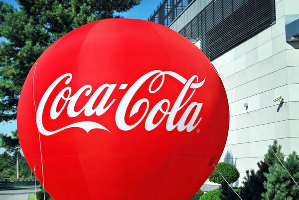 Повітряна куля реклами Кока-кола — стокове фото