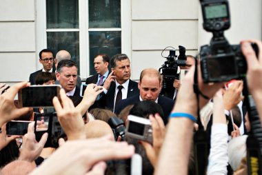 Prens William Varşova kalabalıklar arasında