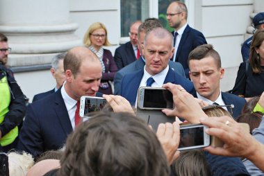Prens William Varşova kalabalıklar arasında