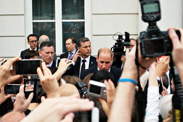 Prens William Varşova kalabalıklar arasında