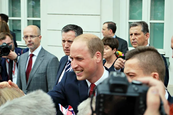 Prins William onder de menigte in Warschau — Stockfoto