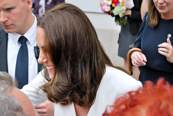 Kate Middleton entre la multitud en Varsovia —  Fotos de Stock