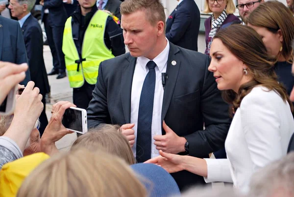 Kate Middleton entre la multitud en Varsovia —  Fotos de Stock