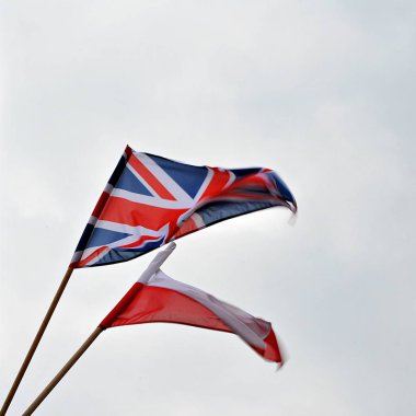 İngiliz bayrağı rüzgarda uçan; Rüzgara karşı bir yaz gökyüzü uçan İngiliz Birliği Jack bayrak