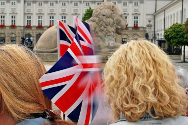 İngiliz bayrağı rüzgarda uçan; Rüzgara karşı bir yaz gökyüzü uçan İngiliz Birliği Jack bayrak