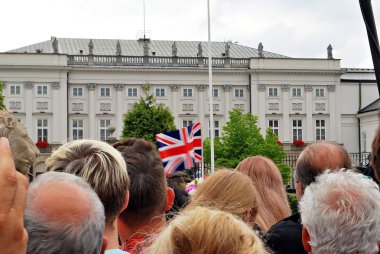 İngiliz bayrağı rüzgarda uçan; Rüzgara karşı bir yaz gökyüzü uçan İngiliz Birliği Jack bayrak