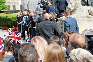 İngiliz bayrağı rüzgarda uçan; Rüzgara karşı bir yaz gökyüzü uçan İngiliz Birliği Jack bayrak