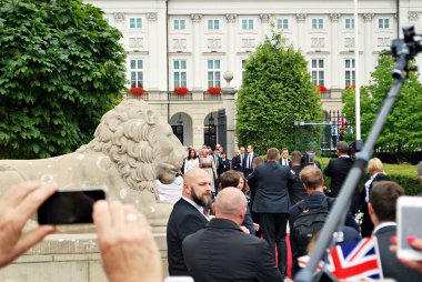 Kraliyet çift fotoğrafını çekmek insanlar. Union Jack bayrakları ve çiçek tutan insanlar