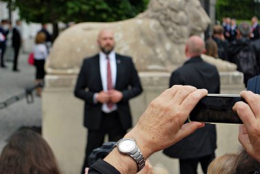 Bir grup insan cep telefonu, akıllı telefon ve dijital kamera kullanarak olayların fotoğrafını çekiyor.