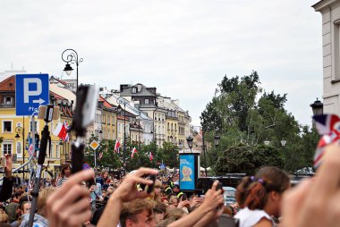 Bir grup insan cep telefonu, akıllı telefon ve dijital kamera kullanarak olayların fotoğrafını çekiyor.