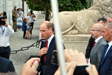 Prens William Varşova kalabalıklar arasında