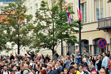 Kraliyet çift fotoğrafını çekmek insanlar. Union Jack bayrakları ve çiçek tutan insanlar