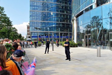 Kraliyet çift fotoğrafını çekmek insanlar. Union Jack bayrakları ve çiçek tutan insanlar.