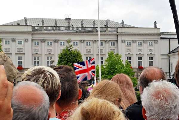 İngiliz bayrağı rüzgarda uçan; Rüzgara karşı bir yaz gökyüzü uçan İngiliz Birliği Jack bayrak