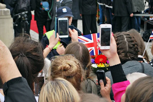 Группа людей, фотографирующих события с помощью мобильного телефона, смартфона и цифровой камеры — стоковое фото