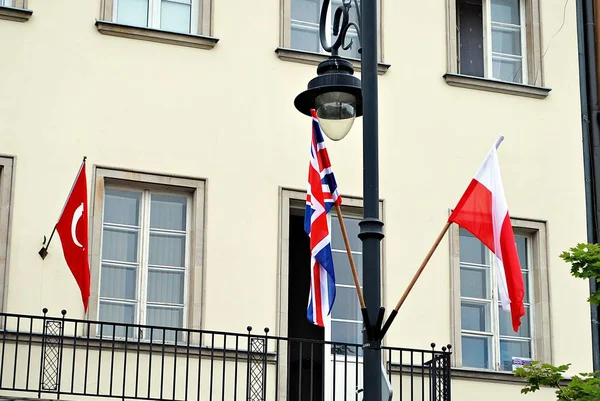 Unie vlag in de wind; British Union Jack vlag in de wind tegen een zomer hemel — Stockfoto