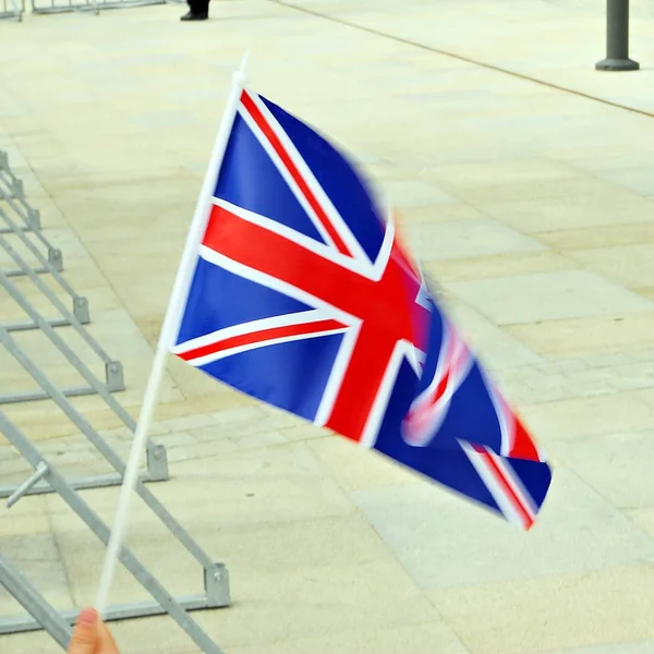 Union vlajku ve větru; Britská vlajka vlajka letí ve větru proti letní oblohy — Stock fotografie