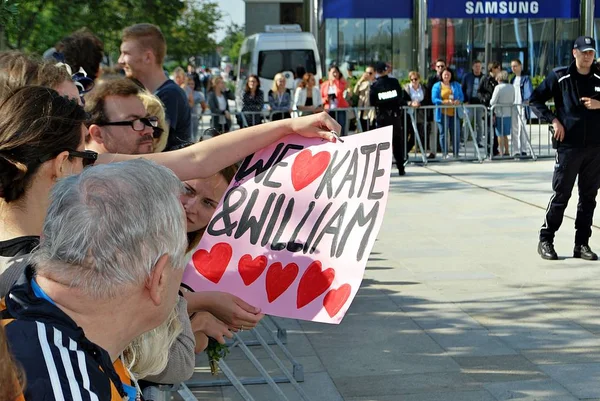 Des gens qui prennent des photos du couple royal. Drapeaux et fleurs Union Jack . — Photo