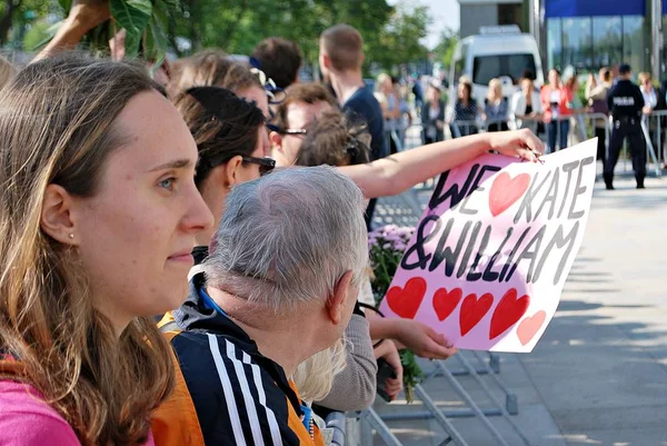 People taking photos of the royal couple. People holding Union Jack flags and flowers. — Stock Photo, Image