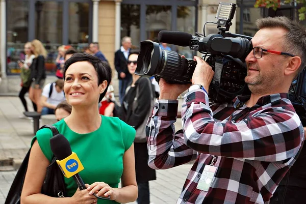 The cameraman filming outdoor event. TVN reporter — Stock Photo, Image