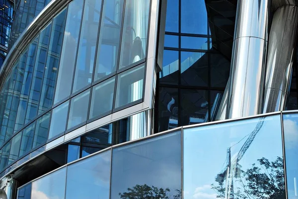 Moderno edificio de oficinas con fachada de vidrio — Foto de Stock