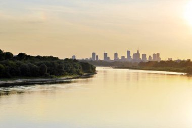 Nehir içinde belgili tanımlık geçmiş renkli batımında şehirde