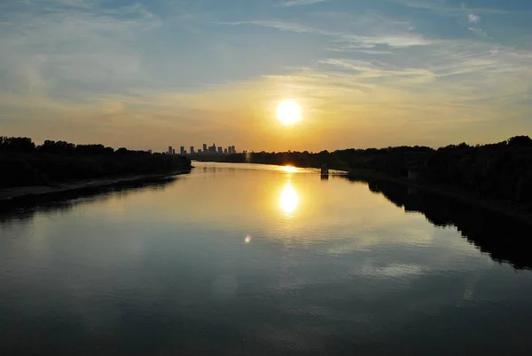 Rivière dans la ville au coucher de soleil coloré en arrière-plan — Photo