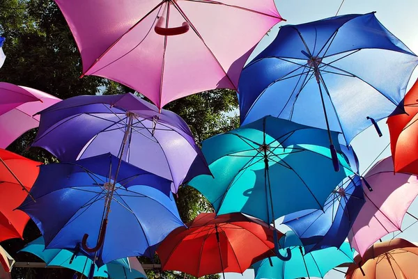 Kleurrijke paraplu 's achtergrond. Kleurrijke paraplu 's in de lucht. Straatversiering. — Stockfoto
