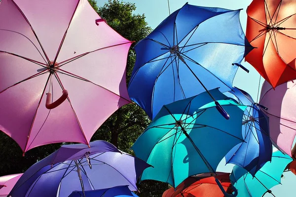 Kleurrijke paraplu 's achtergrond. Kleurrijke paraplu 's in de lucht. Straatversiering. — Stockfoto