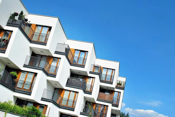 Modern, lüks apartman binası..